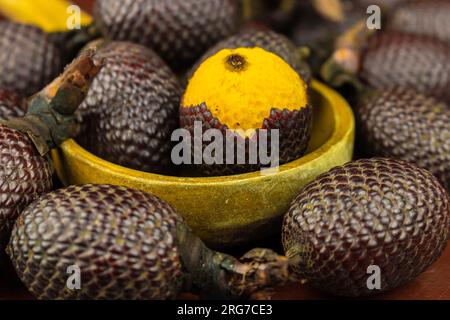 L'Aguaje è un frutto molto apprezzato in Amazzonia per il suo sapore e le sue proprietà nutrizionali Foto Stock