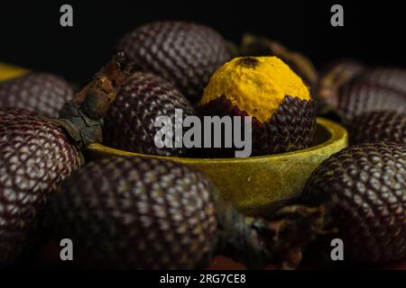 L'Aguaje è un frutto molto apprezzato in Amazzonia per il suo sapore e le sue proprietà nutrizionali Foto Stock