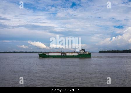 Petroliera a GPL M. T. Bashundhara LPG -1 sul fiume Meghna. Chandpur, Bangladesh. Foto Stock