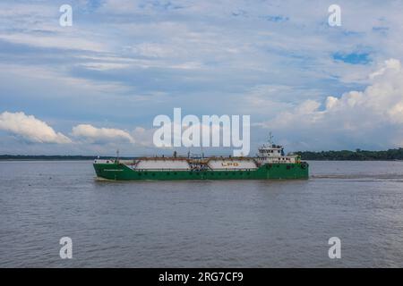 Petroliera a GPL M. T. Bashundhara LPG -1 sul fiume Meghna. Chandpur, Bangladesh. Foto Stock