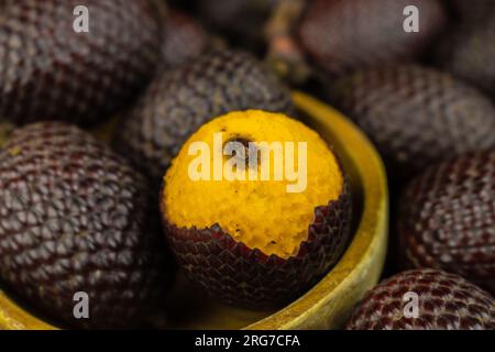 L'Aguaje è un frutto molto apprezzato in Amazzonia per il suo sapore e le sue proprietà nutrizionali Foto Stock