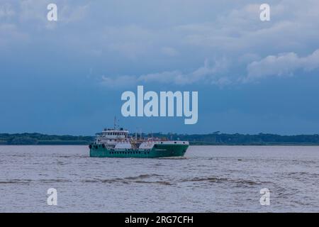 Petroliera a GPL M. T. Bashundhara LPG -1 sul fiume Meghna. Chandpur, Bangladesh. Foto Stock