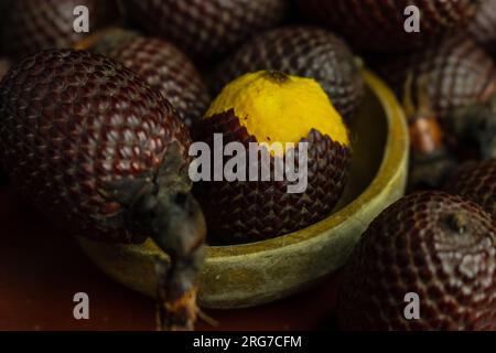 L'Aguaje è un frutto molto apprezzato in Amazzonia per il suo sapore e le sue proprietà nutrizionali Foto Stock
