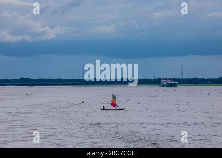 Petroliera a GPL M. T. Bashundhara LPG -1 sul fiume Meghna. Chandpur, Bangladesh. Foto Stock