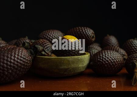 L'Aguaje è un frutto molto apprezzato in Amazzonia per il suo sapore e le sue proprietà nutrizionali Foto Stock