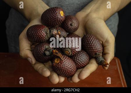 L'Aguaje è un frutto molto apprezzato in Amazzonia per il suo sapore e le sue proprietà nutrizionali Foto Stock