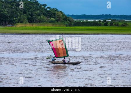 Barche a vela sul fiume Kirtonkhola in Barisal. Bangladesh. Foto Stock