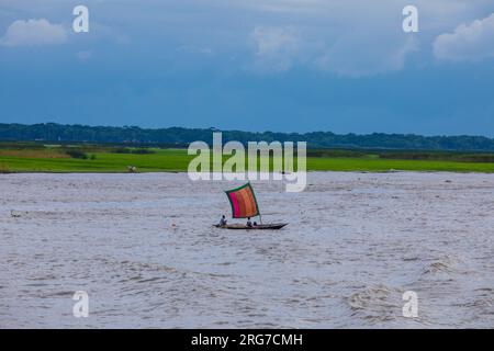 Barche a vela sul fiume Kirtonkhola in Barisal. Bangladesh. Foto Stock