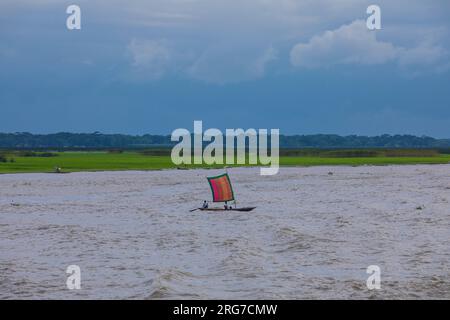 Barche a vela sul fiume Kirtonkhola in Barisal. Bangladesh. Foto Stock