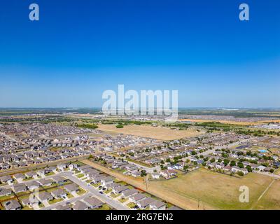 Case fotografiche aeree con droni nei quartieri di Manor Texas in crescita Foto Stock