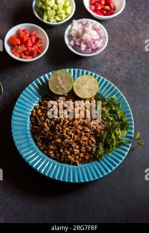 Vista dall'alto dell'insalata di germoglio in grammi servita in un recipiente. Messa a fuoco selettiva. Foto Stock