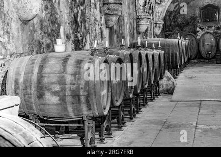 Eberbach, Germania - 29 dicembre 2018: Vineria antica a Eberbach. L'Abbazia è un ex monastero cistercense vicino a Eltville am Rhein nel Rheingau, Ger Foto Stock