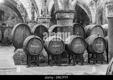 Eberbach, Germania - 29 dicembre 2018: Vineria antica a Eberbach. L'Abbazia è un ex monastero cistercense vicino a Eltville am Rhein nel Rheingau, Ger Foto Stock