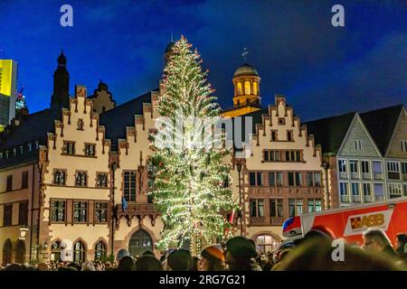 Francoforte, Germania - 24 dicembre 2018: Le persone si uniscono alla campana della chiesa che suona alla vigilia dell'albero di battesimo a Francoforte, Germania. Il campanello è tradizionale Foto Stock