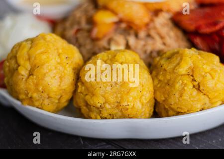 Cibi tipici dell'Amazzonia peruviana, il tacacho a base di plantains con cecina e chorizo a base di maiale Foto Stock