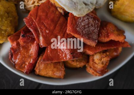 Cibi tipici dell'Amazzonia peruviana, il tacacho a base di plantains con cecina e chorizo a base di maiale Foto Stock