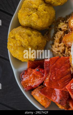 Cibi tipici dell'Amazzonia peruviana, il tacacho a base di plantains con cecina e chorizo a base di maiale Foto Stock