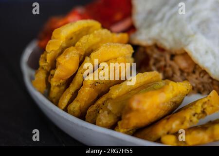 Cibi tipici dell'Amazzonia peruviana, il tacacho a base di plantains con cecina e chorizo a base di maiale Foto Stock