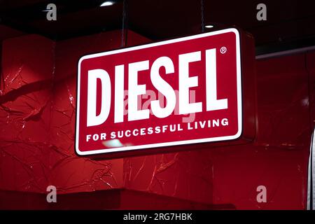 Milano , Italia - 08 07 2023 : diesel per il marchio Living di successo logo e testo su un negozio di moda dall'italia Foto Stock