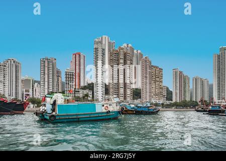 Aberdeen, Hong Kong - 6 gennaio 2010: Vista dal porto di Aberdeen al famoso grattacielo sulla collina di Hong Kong. Foto Stock