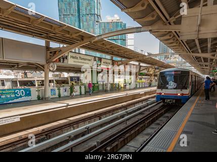 Bangkok, Thailandia - 22 dicembre 2009: Persone alla stazione della metropolitana di Nana. Lo skytrain offre i mezzi di trasporto più veloci in città. Foto Stock