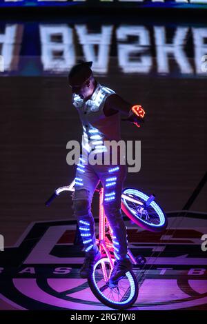 7 agosto 2023: La "Tron Bike" si esibisce all'intervallo durante la mostra di pallacanestro USA contro Porto Rico alla T-Mobile Arena il 7 agosto 2023 a Las Vegas, Nevada. Christopher Trim/CSM. Foto Stock