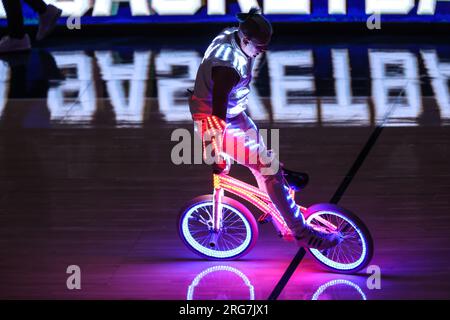 7 agosto 2023: La "Tron Bike" si esibisce all'intervallo durante la mostra di pallacanestro USA contro Porto Rico alla T-Mobile Arena il 7 agosto 2023 a Las Vegas, Nevada. Christopher Trim/CSM. (Immagine di credito: © Christopher Trim/Cal Sport Media) Foto Stock