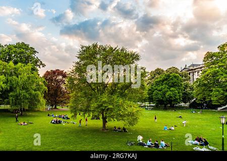 Vienna, Austria - 22 aprile 2009: La gente si sta rilassando nel parco pubblico di Vienna, Austria Foto Stock