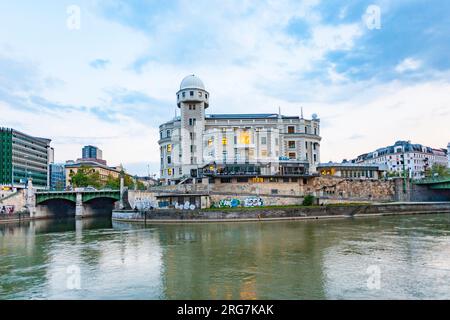 Vienna, Austria - 22 aprile 2009: Antico edificio storico Urania con osservatorio sulla riva del danubio a Vienna, Austria. Foto Stock