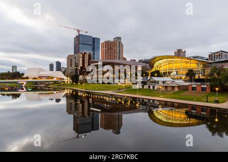 Il distretto della riva del fiume che si riflette nel fiume Torrens ad Adelaide, Australia meridionale, il 6 agosto 2023 Foto Stock