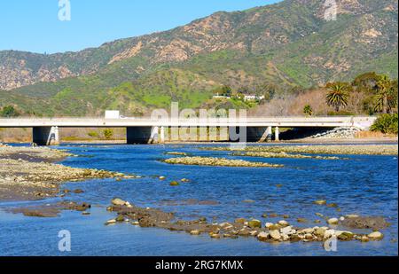 Vista panoramica della Pacific Coast Highway dalla zona della laguna di Malibu in California. Foto Stock