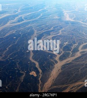 Una vista aerea surreale dei letti dei fiumi secchi nel deserto in Giordania vicino al confine con l'Arabia Saudita. Foto Stock