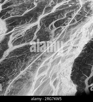 Una vista aerea surreale dei letti dei fiumi secchi nel deserto in Giordania vicino al confine con l'Arabia Saudita. Foto Stock