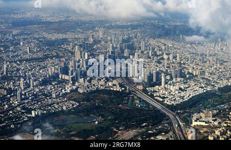 Vista aerea del mutevole skyline di Tel Aviv. Tel-Aviv, Israele. Foto Stock