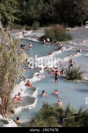 Saturnia, Italia - 13 settembre 2022: Le persone fanno il bagno nelle sorgenti termali di Saturnia Therme, Saturnia, Toscana, Italia Foto Stock