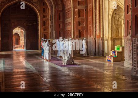 Agra, India - 15 novembre 2011: La gente visita Taj Mahal in India e prega nella moschea. Foto Stock