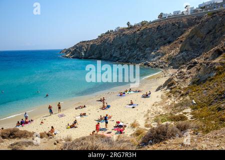 Mykonos, Grecia - 20 agosto 2018: Vista panoramica della splendida spiaggia turchese di Elia a Mykonos, Grecia Foto Stock