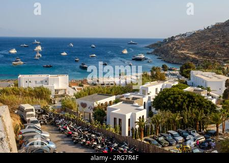 Mykonos, Grecia - 20 agosto 2018: Vista panoramica del famoso bar sulla spiaggia di Psarou a Mykonos, Grecia Foto Stock