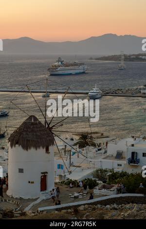 Mykonos, Grecia - 20 agosto 2018: Veduta di un tipico mulino a vento che si affaccia sul Mar Egeo e di uno splendido tramonto a Mykonos, Grecia Foto Stock