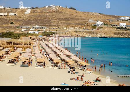 Mykonos, Grecia - 20 agosto 2018: Vista panoramica dello splendido bar sulla spiaggia turchese di Elia a Mykonos, Grecia Foto Stock