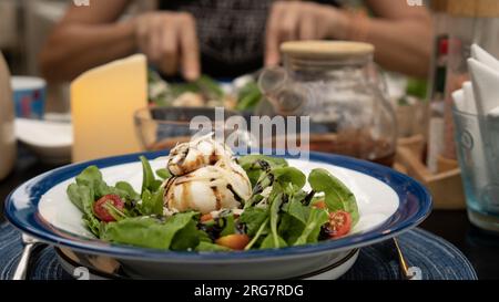 La colazione per due era squisita. Primo piano dell'insalata di burrata. Cibo sano e delizioso. Foto Stock