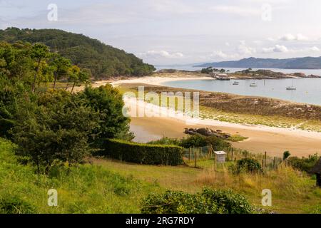 Vista della spiaggia di Rodas da Isla del Faro, Isole Cies, Isole atlantiche Galicia Maritime Terrestrial National Park, Spagna Foto Stock