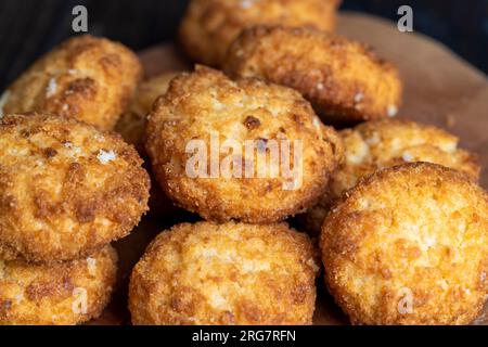 Biscotti deliziosi con cocco sul tavolo, biscotti morbidi e freschi con sapore di cocco Foto Stock