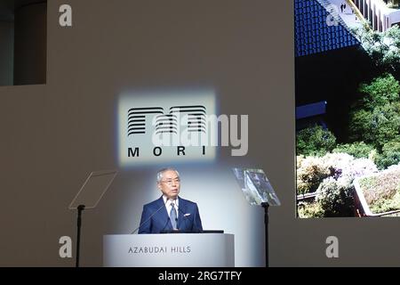 Tokyo. 8 agosto 2023. Questa foto scattata l'8 agosto 2023 mostra Shingo Tsuji, presidente e CEO di Mori Building Co., Ltd., che parla a una conferenza stampa a Azabudai Hills a Tokyo, Giappone. Mori Building Co., Ltd., il principale sviluppatore di paesaggi urbani del Giappone, ha annunciato martedì che il suo progetto di riqualificazione Azabudai Hills aprirà nel centro di Tokyo il 24 novembre di quest'anno. PER ANDARE CON "il complesso multi-uso giapponese Azabudai Hills aprirà a Tokyo a novembre" crediti: Zhang Yiyi/Xinhua/Alamy Live News Foto Stock