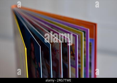 Album fotografico o Photobook con foto. Grande risma di carta album  fotografico con foto Foto stock - Alamy