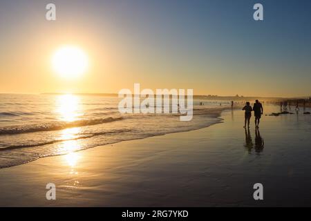 Tramonto con una coppia sulla spiaggia "Praia da Falésia", ad Albufeira, Algarve, Portogallo Foto Stock