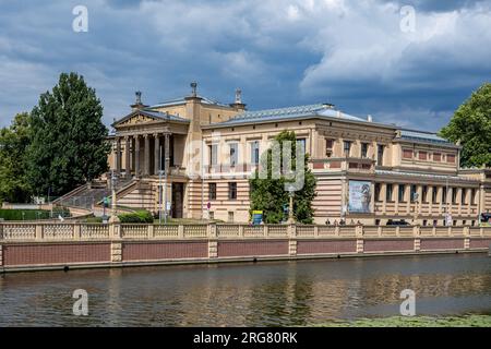 schwerin, Meclemburgo-Vorpommern Germania, 07 06 2023: Vista sull'acqua per il museo d'arte, il maestoso museo di Schwerin. Foto Stock