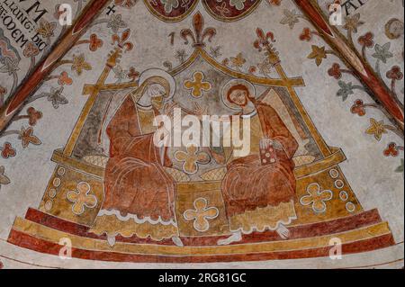 Maria e Cristo siedono fianco a fianco su un ampio trono, un dipinto murale romanico in via Ringsted Bendt Church, Danimarca, 29 luglio 2023 Foto Stock