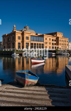 Vista esterna dell'edificio del teatro Margherita di Bari Foto Stock