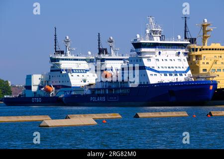 Helsinki / Finlandia - 27 GIUGNO 2023: Demolitori di ghiaccio finlandesi, gestiti da Arctia Ltd, di proprietà statale, ormeggiati nel porto di Katajanokka. Foto Stock